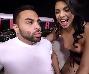 Fierbinte gagici Ashley Adams și Gina Valentina devin pervers cu pula tare