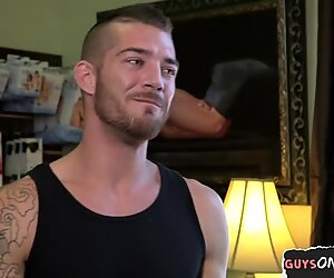 Músculos tatuados com pontas e provocados com brinquedos