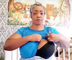 La mamma nigeriana mostra come massaggiare e mungere le sue enormi mammelle