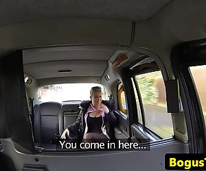 Nagymellű taxi amatőr fucked in hátsó ülés saját nézőpont