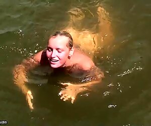 Kathia Nobili nuota nuda in acqua