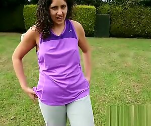 Giovane esibizionista ragazza ha rischioso sesso fuori in pubblico parco e ottiene sborrata punto di vista indiano