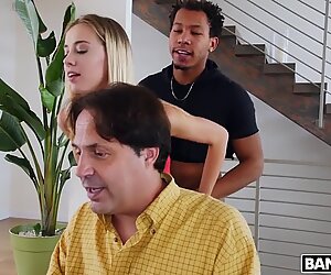 Bangbros - la jeune Haley Roseau baise son copain derrière le dos de son père