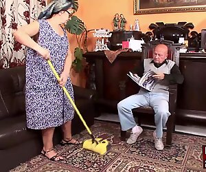Da angoli evasivi porta dentro un tizio nero che è più che felice ditalino e lecca il suo manicotto della pelosa, finché non la scopa per bene e finisce per darle un accecante interrazziale in faccia.