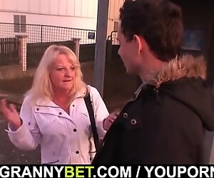 Blondi mummo miellyttää muukalaista