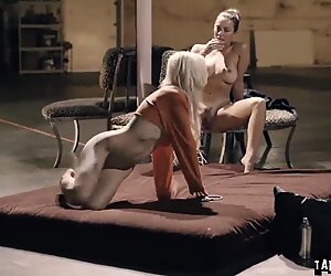 Kenzie Reeves får sin fitte spist av Abigail Mac mens hun bøyer seg