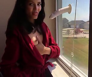 Casa alone arrapato dominatrice troia succhia e scopa dildo in finestra