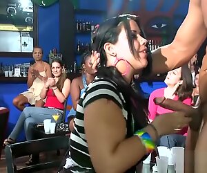 Ballerini che mostrano le donne che fanno oscillare la verga sul palco e le fanno succhiare