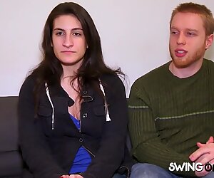Coppie sexy che si massaggiano i corpi nudi nella stessa stanza.