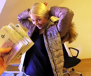 Kaunis blondi käyrä karol kävelee kaduilla ja ajattelee seksiä