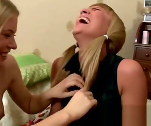Baci lesbiche bionde sexy e toccando le loro tette!