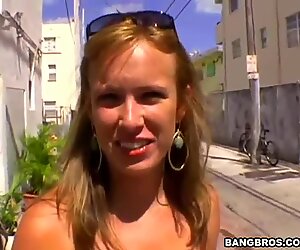 Pollastrelle calda viene incredibilmente scopata in una clip hardcore punto di vista