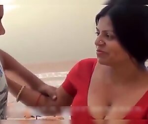 Calda serva indiana seduce il proprietario della casa per il romanticismo, dominatrice domestica