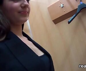 Libidinoso ceca pollastrella viene presa in giro nell'ipermercato e inchiodata in punto di vista
