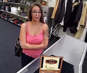 Latin păpuşică Layla Londra fucks a excitat pawnman for quick numerar