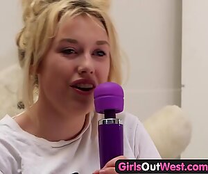 Ragazze out west - formosa amatoriale bionda giocattoli lei Pinky figa