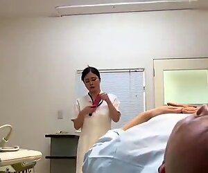 Dispettosa infermiera Bridgette B cavalca come una professionista