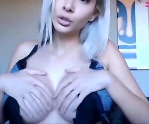 Bionda asiatica giovanissima con grandi tette scopa il suo dildo
