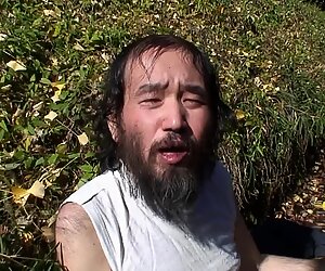 Brunette asiatisk i badeværelset bliver famlet af en forretningsmand
