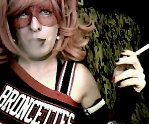 Líder de torcida travesti gótico vai para