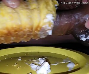 Nenorocitul de scone umplut cu crema Mele ca un fleshlight. umplându-l cu cremă Mele pula.