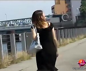 Högljudd mager sötnos blinkar sin buskiga fitta när sharking kille tar tag i hennes klänning