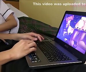 Studenti delle scuole superiori filippine che giocano a nutaku gioco con il compagno di classe si riempie di sperma