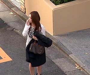 Asiatisk kan lide hendes buskede kusse gennemkneppet med stor dildo