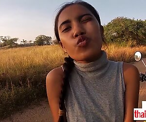 Principiante tailandes jovencita cherry chupando y follando una gran verga blanca al aire libre