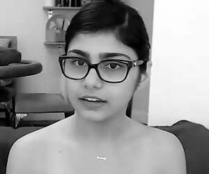 Mia Khalifa rakastaa droppin'_ n-pommeja