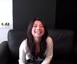 Carina ragazza giapponese in jeans e mutandine