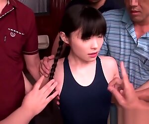 Malutkie japonki w trykocie zostają wylizane przez sutki