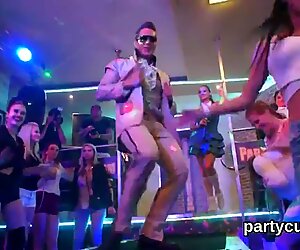 I dolci frisky diventano completamente feroci e si spogliano alla festa hardcore