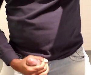 Intialainen kaveri runkkaus valtavan ripustetulla munallaan