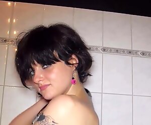Pipì amatoriale e sborrata orgia con la studentessa lilly 18