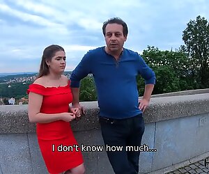 Caccia4k. Ragazzaccio guadagna molto solido con il suo corpo sexy di fronte al suo povero padre