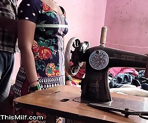 Räätälöi ne bhabhi ka naap lete lete bhabhi ko hi chod dala