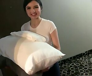 Seksi mengilap pembantu rumah datang untuk membersihkan bilik tumpangan rumah dan akhirnya mendapat fucked