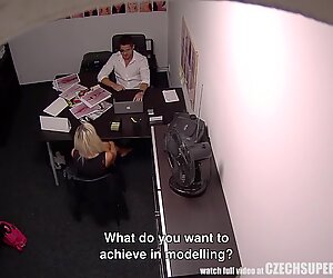 Modello biondo