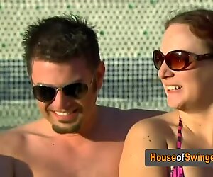 Inizia una nuova avventura poliamore in un programma televisivo open swing house