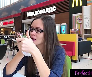 Брунетте јавно пушење и сперма у устима на феррис вхеел
