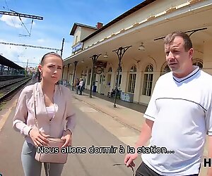 HUNT4K. Un chasseur chanceux baise une merveilleuse jeune femme pour beaucoup d'argent