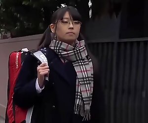 Kuuma japanilainen teini Airi Sato imee opettajia iso muna