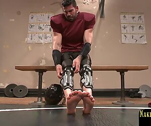 Hunk blows cock and balls after wrestling