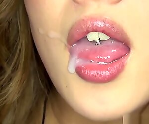Aika sexy Model mit einem Zungenring, der den Kopf gibt